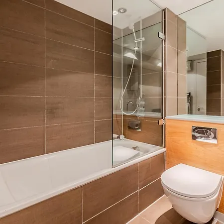 Modern Serviced 2 Minutes From Monument Tube Station Apartment *