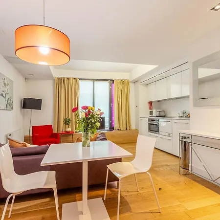 Modern Serviced 2 Minutes From Monument Tube Station Apartment