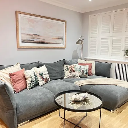 Spacious Quiet 4bedrooms 6beds House With Private Garage 5min Walk To Paddington Station Holiday home London