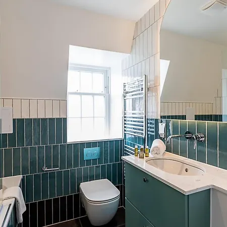 Apartment Modern And Stylish In West Kensington