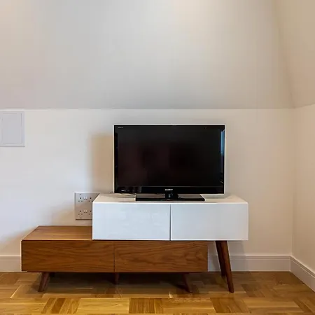 Modern And Stylish In West Kensington Apartment