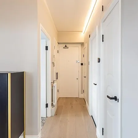 Modern Edgware Apartment *