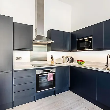 Elegant 3 Bed In Earl's Court Apartment