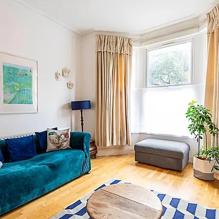 Apartment Charming Acton Dollhouse London