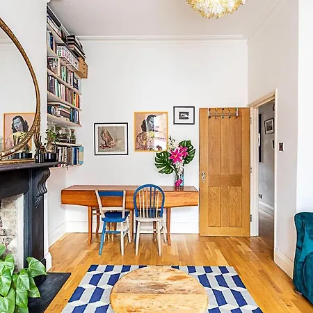 Charming Acton Dollhouse Apartment *