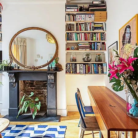 Charming Acton Dollhouse Apartment *
