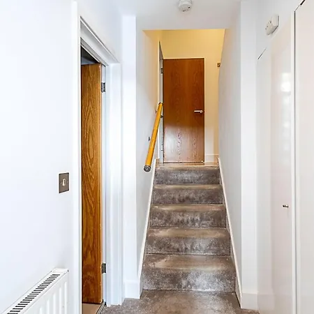 Elegant 3 Bed In Earl's Court Apartment