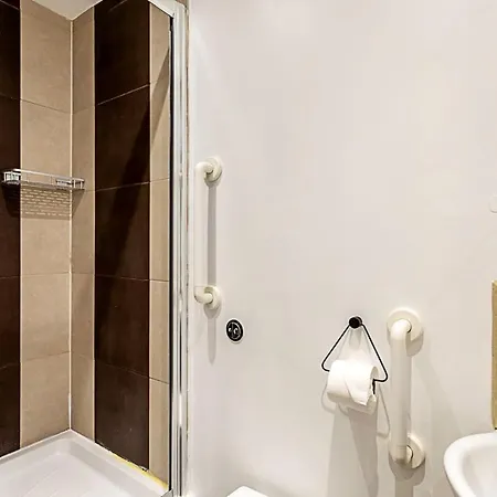 Elegant 3 Bed In Earl's Court * London