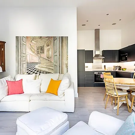 Elegant 3 Bed In Earl's Court Apartment London