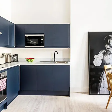 Elegant 3 Bed In Earl's Court Apartment
