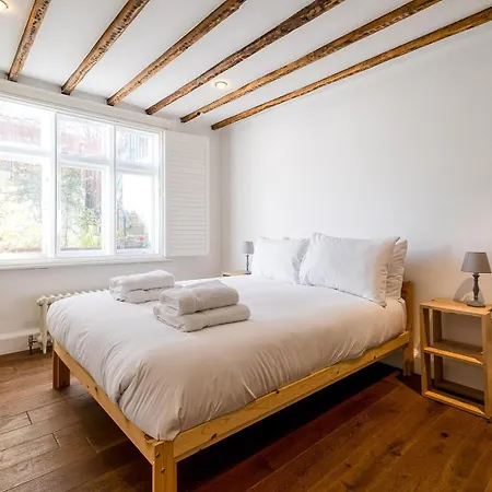 Historic 18th Century Terrace House Apartment *