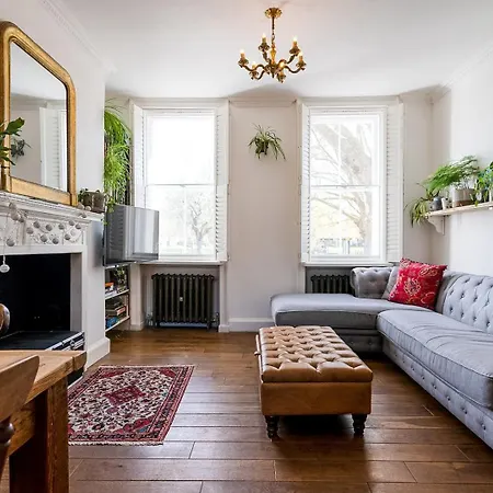 Historic 18th Century Terrace House Apartment