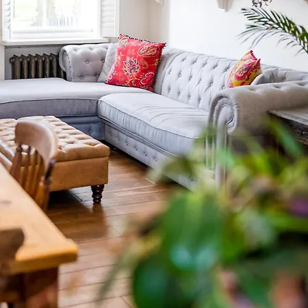 Historic 18th Century Terrace House Apartment