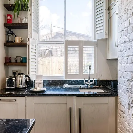 Historic 18th Century Terrace House Apartment London