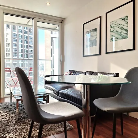 Apartment Still Life Aldgate Deluxe London