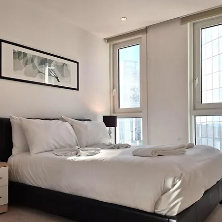 Still Life Aldgate Deluxe Apartment London