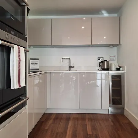 Apartment Still Life Aldgate Deluxe London