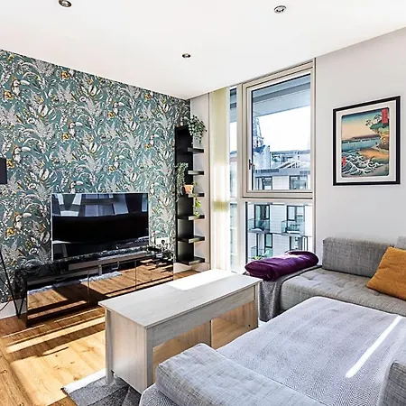 City-close 1-bed Near Tower Hill Apartment *