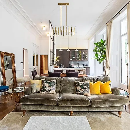 Notting Hill Charm 2-bed Gem Apartment London