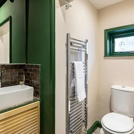 Chiswick Gem Stylish 1-bed Flat For Modern Living London