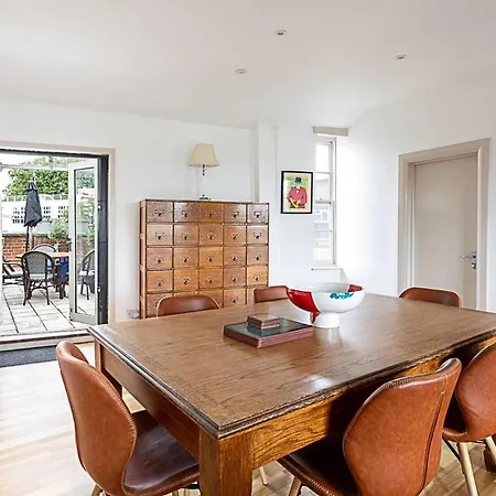 Contemporary Open Plan Penthouse Apartment *