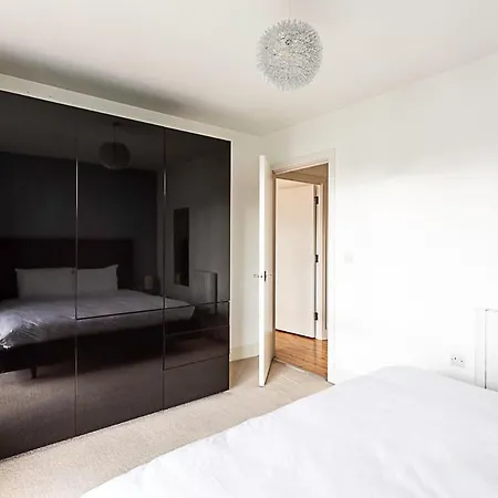 City-close 1-bed Near Tower Hill Apartment London
