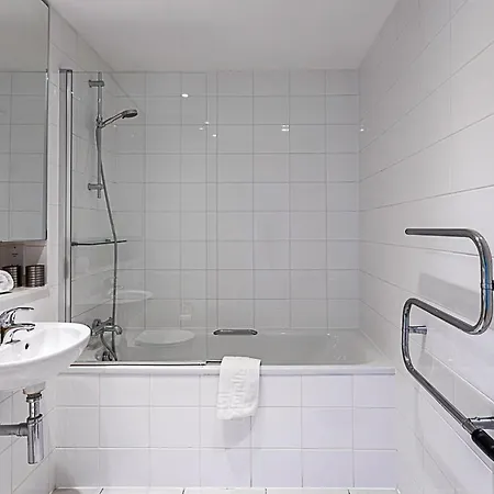 City-close 1-bed Near Tower Hill Apartment