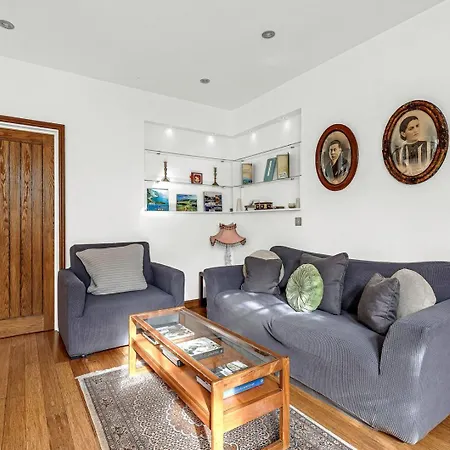 Lovely 1 Bed With Garden Apartment *