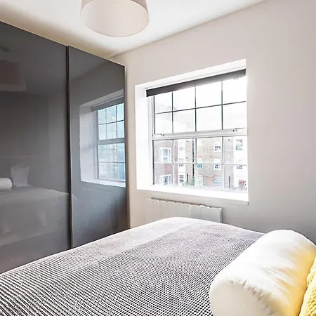 Cosy Spitalfields Hideaway Apartment