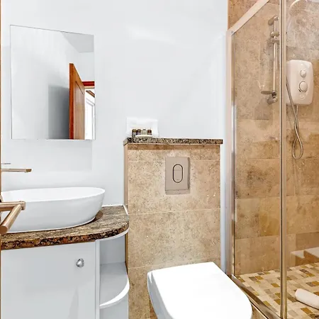 Lovely 1 Bed With Garden Apartment *