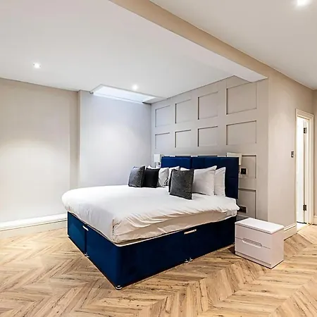Beautiful Two Bedroom Abode In Notting Hill Apartment *