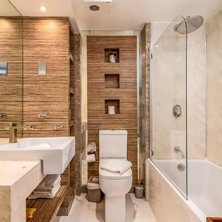 Canary Wharf Retreat With Free Secure Parking *