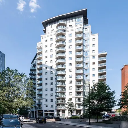 Canary Wharf Retreat With Free Secure Parking * London