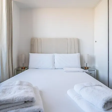 Canary Wharf Retreat With Free Secure Parking