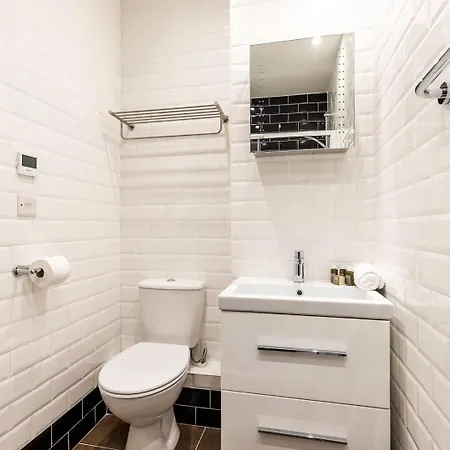 Apartment Colourful Near Clapham Common! London