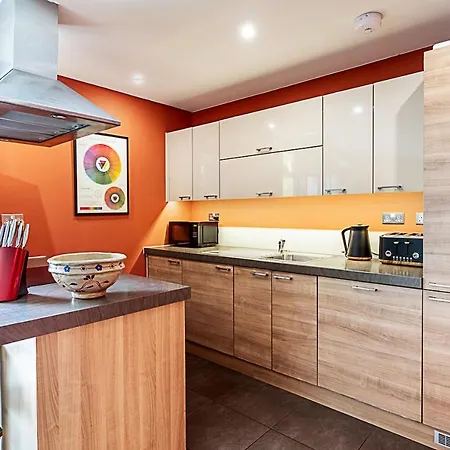 Vibrant And Modern With Canal Views London