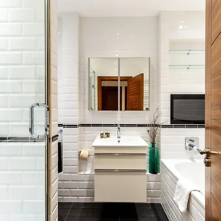 Colourful South Kensington Apartment *