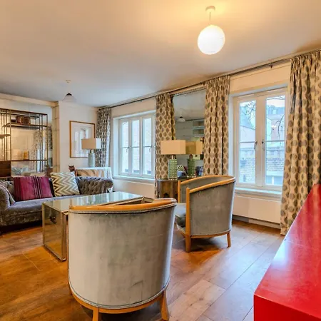 Beautiful Three Bedroom House In West * London