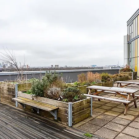 Vibrant And Modern With Canal Views *