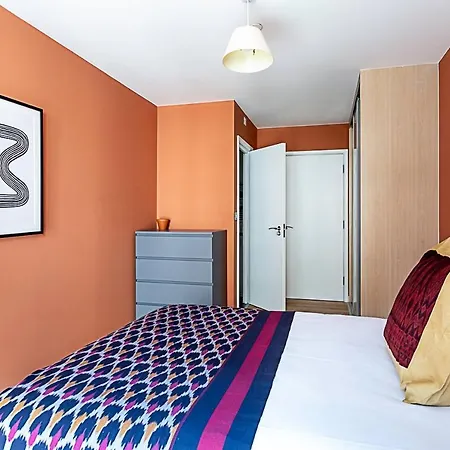 Vibrant And Modern With Canal Views *