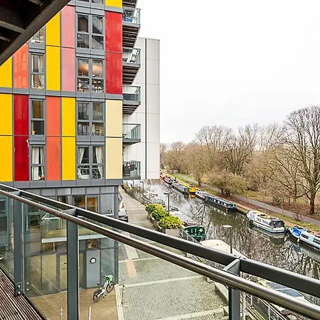 Vibrant And Modern With Canal Views London