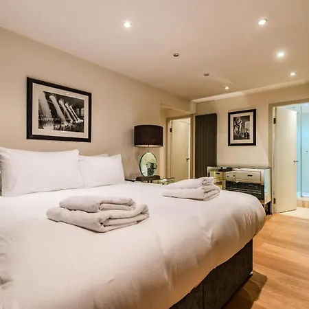 Beautiful Three Bedroom House In West London