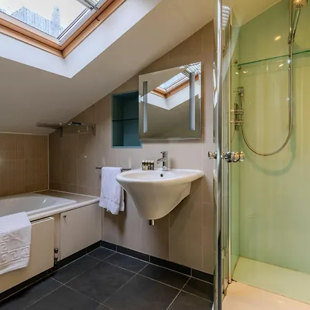 Beautiful Three Bedroom House In West London