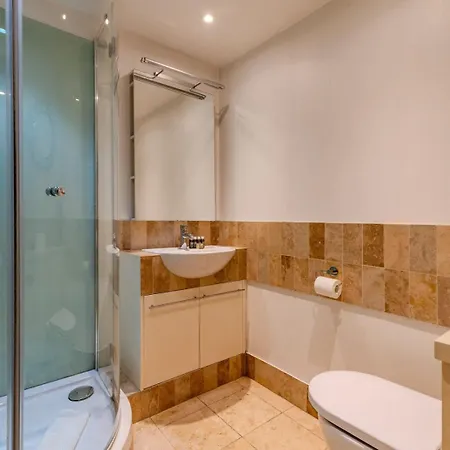 Beautiful Three Bedroom House In West * London