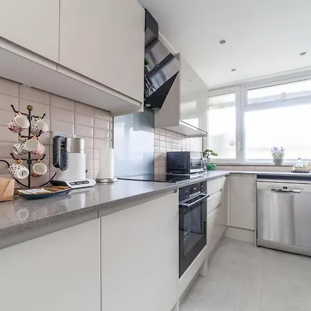 Excellent 3-bed Flat In Elephant & Castle *