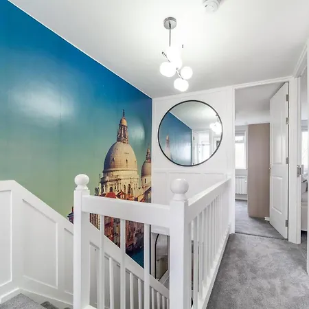 Excellent 3-bed Flat In Elephant & Castle * London