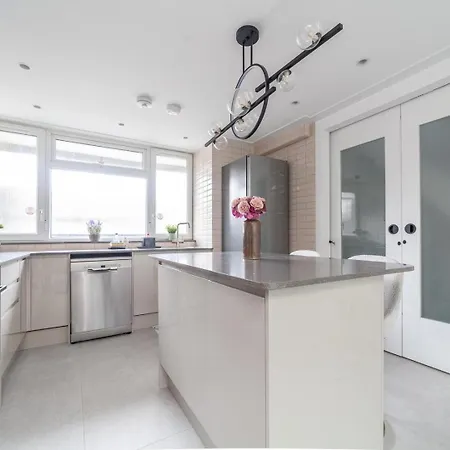 Excellent 3-bed Flat In Elephant & Castle