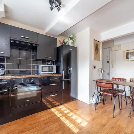 Apartment Stylish And Sleek Kensington London