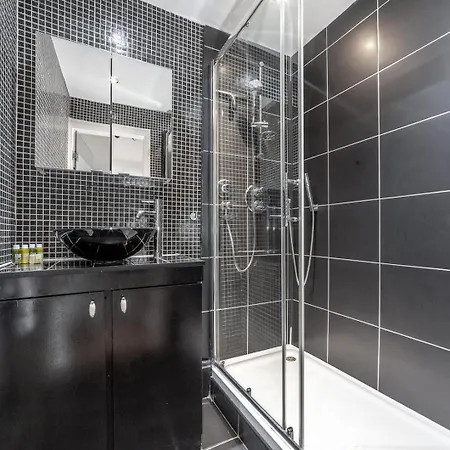 Apartment Stylish And Sleek Kensington London