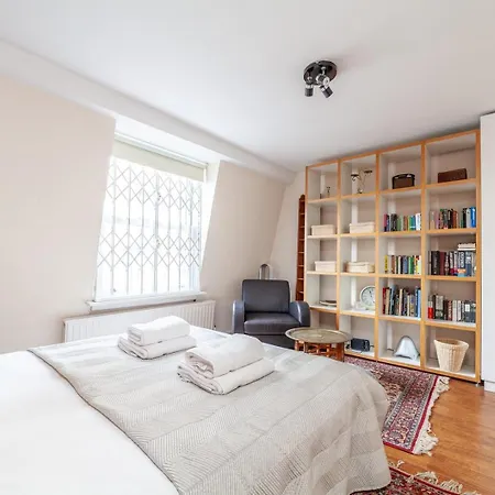 Apartment Stylish And Sleek Kensington London